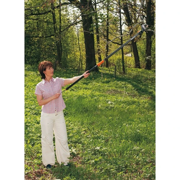 Fiskars Lange Schneidgiraffe UP84, Baumschere 2 Fiskars Lange Schneidgiraffe UP84, Baumschere – Bild 2