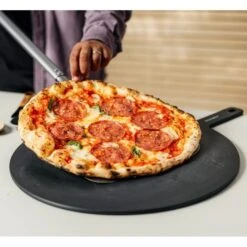 Gozney Pizza Servierteller & Schneidebrett, 18" (schwarz, Für Pizzen Bis Ca. Ø 45cm) -ALTERNATE Gozney Pizza Servierteller Schneidebrett 18 @@100048825 2