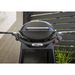 Weber Gasgrill Q 3200N+ Mit Premium-Rollwagen (schwarz, 6,44 KW, Mit Seitentischen) -ALTERNATE Weber Gasgrill Q 3200N mit Premium Rollwagen@@100108667 6